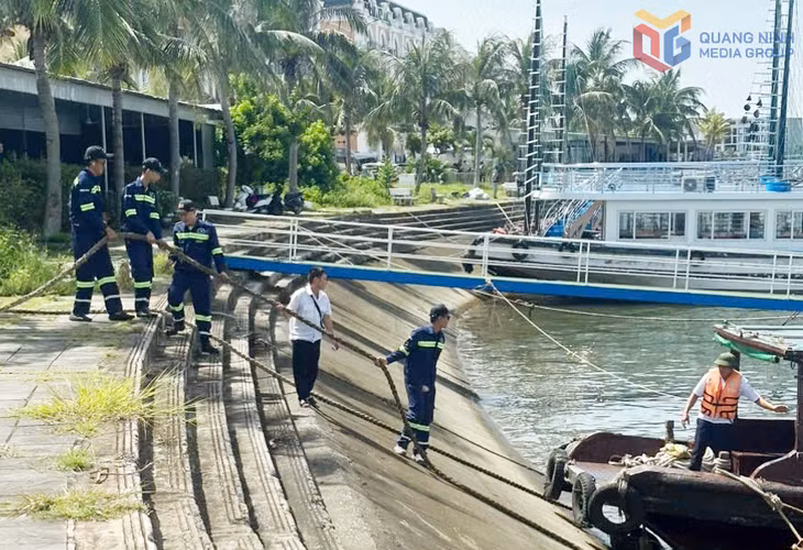 Đội Cứu hộ cứu nạn 116 Quảng Ninh hỗ trợ đơn vị kinh doanh tàu du lịch chằng buộc an toàn trước ảnh hưởng cơn bão số 9, tháng 9/2025.