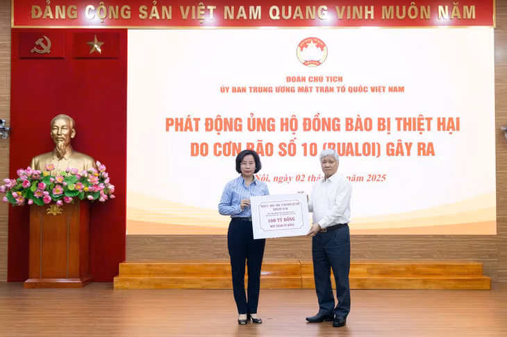 Đồng chí Đỗ Văn Chiến tiếp nhận ủng hộ từ đại diện các cơ quan, đơn vị.