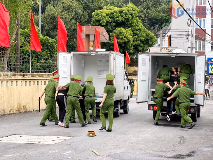 Các đối tượng được đưa lên xe về cơ quan Công an.