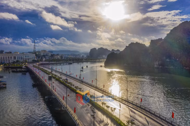 Bình minh bên cầu Bao Biển, núi Bài Thơ như thức giấc giữa làn sương sớm. 