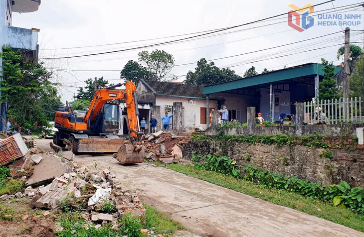 Xã Đường Hoa nhiều hộ dân tự nguyện hiến đất, bàn giao mặt bằng làm đường giao thông.