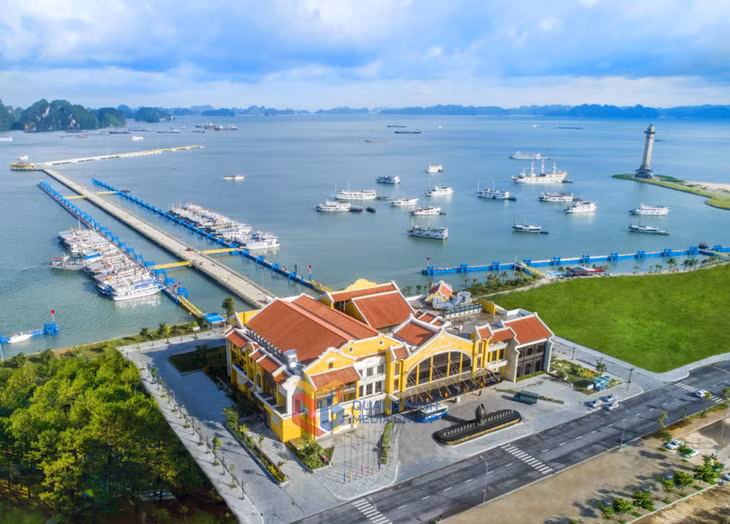 Cảng tàu khách quốc tế Hạ Long - biểu tượng du lịch biển của Quảng Ninh.