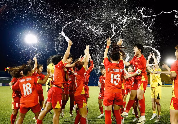 Đội tuyển U17 nữ Việt Nam ăn mừng giành vé dự vòng chung kết châu Á - Ảnh: ANH KHOA