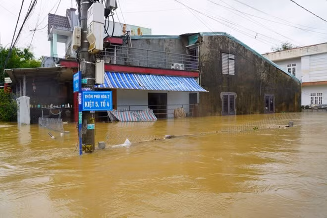 Lũ trên các sông lớn ở Miền Trung đã vượt mức báo động 3, thậm chí trên sông Bồ (Huế) đã vượt đỉnh lũ lịch sử. Ảnh: Trần Thi