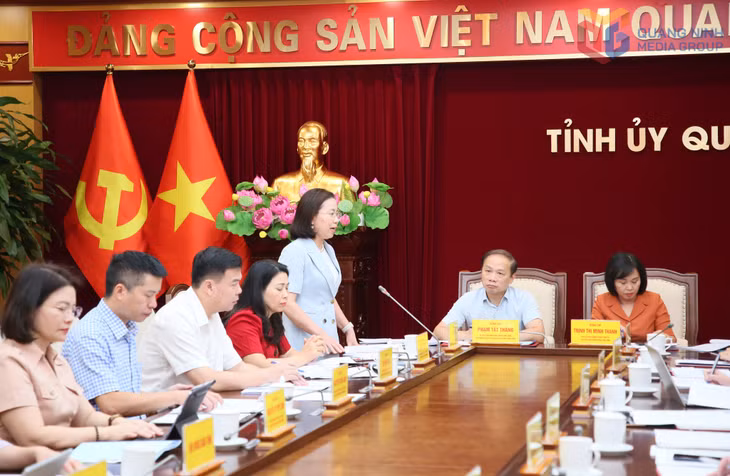Các thành viên đoàn công tác cho ý kiến trao đổi về một số nội dung.