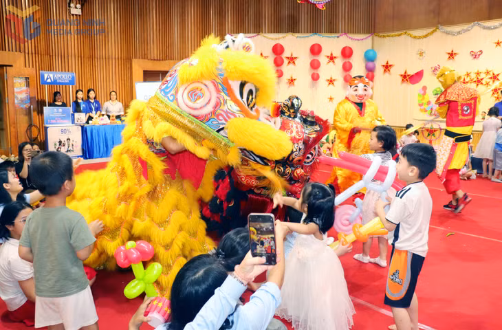 Thỏa thích vui đùa cùng chú lân và các nhân vật hoạt hình.