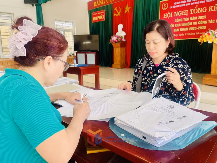 Cán bộ khu phố Hùng Thắng 3, phường Bãi Cháy thực hiện thu thập dữ liệu đất đai của các hộ dân trên địa bàn.