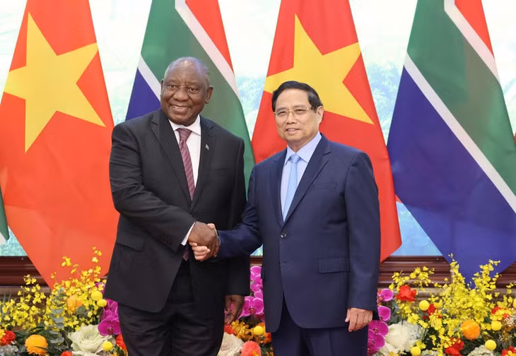 Thủ tướng Phạm Minh Chính bày tỏ vui mừng gặp lại và chào mừng Tổng thống Ciryl Ramaphosa, cùng Đoàn đại biểu cấp cao Nam Phi thăm cấp nhà nước Việt Nam - Ảnh: VGP/Nhật Bắc