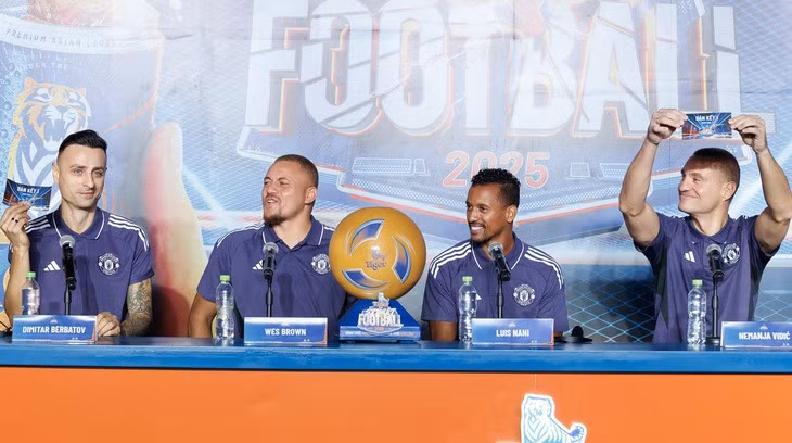 Từ trái qua: Berbatov, Brown, Nani và Vidic - Ảnh: T.P.