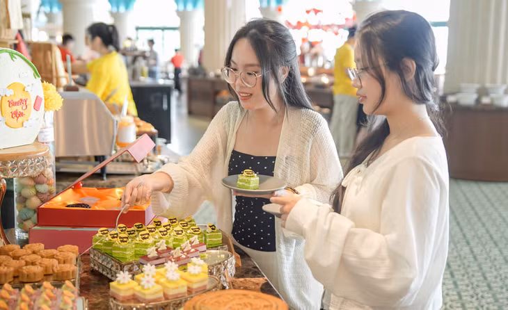 Du khách phá cỗ Trung thu tại Nhà hàng Bốn Mùa. Ảnh: Thanh Sơn