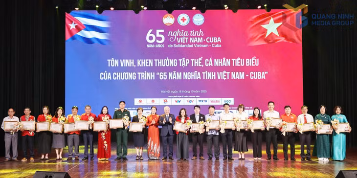 Chủ tịch Hội Chữ thập đỏ tỉnh Quảng Ninh Lý Văn Thành (thứ 4 phải vào) được tôn vinh tại Lễ tổng kết Chương trình 