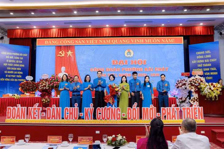 Lãnh đạo LĐLĐ tỉnh tặng hoa chúc mừng BCH Công đoàn phường Bãi Cháy nhiệm kỳ 2025-2030
