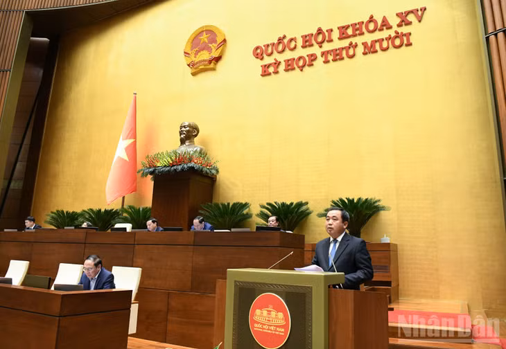 Bộ trưởng Nông nghiệp và Môi trường Trần Đức Thắng phát biểu giải trình vấn đề đại biểu Quốc hội nêu. (Ảnh: DUY LINH)