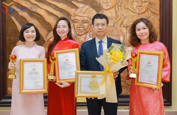 Lãnh đạo Ban Tuyên giáo và dân vận Tỉnh uỷ chụp ảnh cùng tác giả đạt giải.