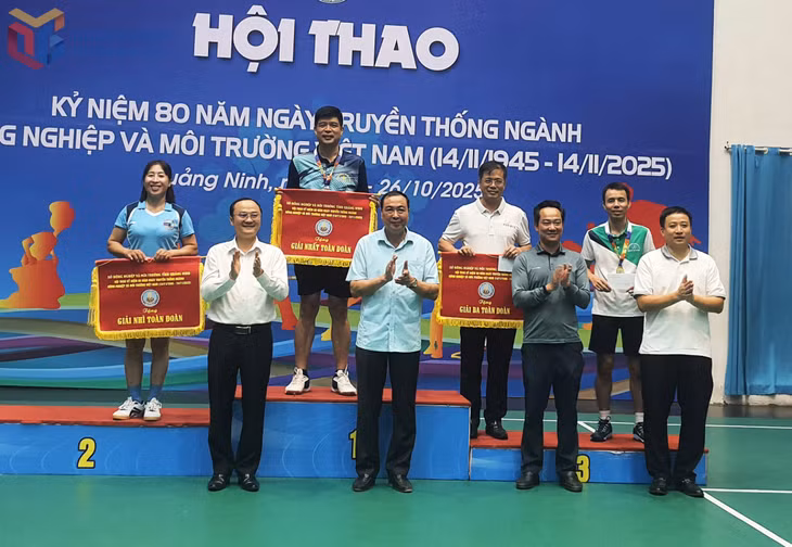 Ban tổ chức Hội thao Sở Nông nghiệp và Môi trường năm 2025 trao giải toàn đoàn cho các đơn vị.