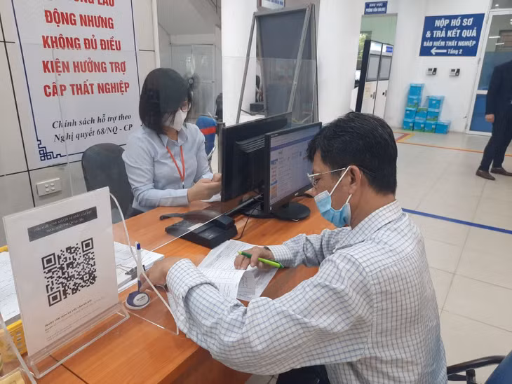 Theo Luật Việc làm 2025, người lao động đóng mức bảo hiểm thất nghiệp tối đa bằng 1% tiền lương tháng. Ảnh minh họa: TL