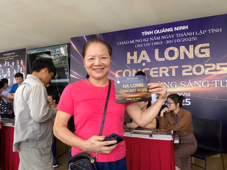 Người dân và du khách xếp hàng trật tự đổi vé “Hạ Long concert 2025” ảnh 10