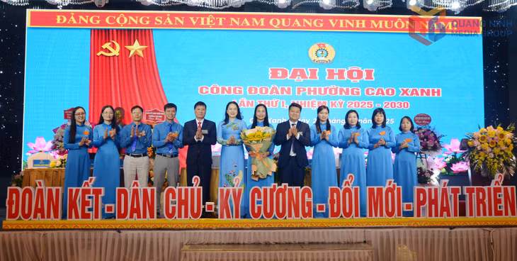 Lãnh đạo LĐLĐ tỉnh, Thường trực Đảng ủy, UBND phường Cao Xanh tặng hoa chúc mừng Ban Chấp hành, Ủy ban Kiểm tra Công đoàn phường Cao Xanh, nhiệm kỳ 2025-2030.