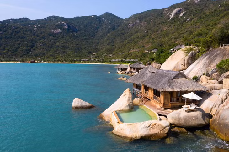 Khu nghỉ dưỡng Six Senses Ninh Van Bay nằm bên vịnh Ninh Vân, Ninh Hòa của tỉnh Khánh Hòa. Vị trí hướng mặt ra bờ vịnh biển xanh mát êm dịu, lưng tựa núi non trập trùng, khu nghỉ dưỡng là chốn thiên đường cho những du khách muốn hòa mình giữa thiên nhiên, tận hưởng bể bơi và các dịch vụ xa xỉ riêng tư.