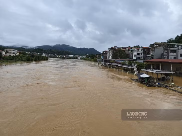 Ảnh hưởng của hoàn lưu áp thấp nhiệt đới suy yếu từ cơn bão số 11 gây ngập lụt diện rộng. Ảnh: Tân Văn.