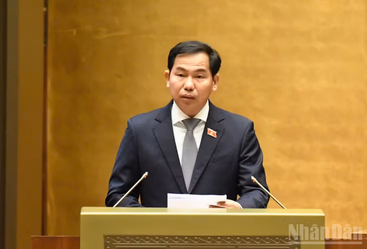 Tổng Thư ký Quốc hội, Chủ nhiệm Văn phòng Quốc hội Lê Quang Mạnh trình bày Báo cáo của Đoàn giám sát. (Ảnh: DUY LINH)