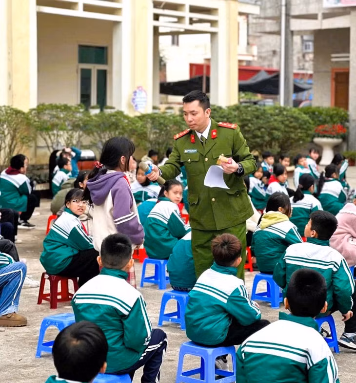 Đại úy Nguyễn Hữu Hưng tuyên truyền phòng chống tệ nạn ma túy trong trường học.