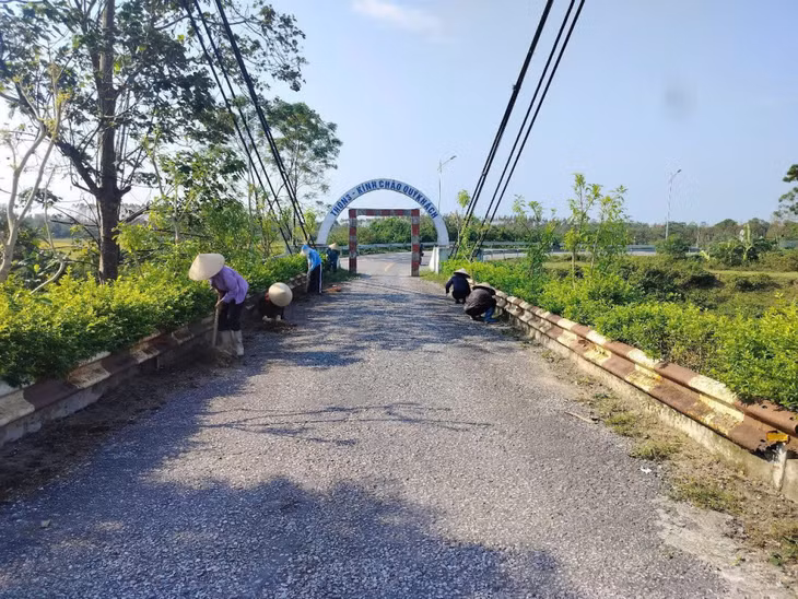 Chị Trần Thị Họa đồng hành cùng nhân dân thực hiện vệ sinh môi trường.