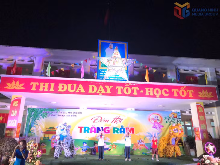 Tiết mục múa lân của Lữ đoàn 169 khai mạc đêm hội Trăng rằm.