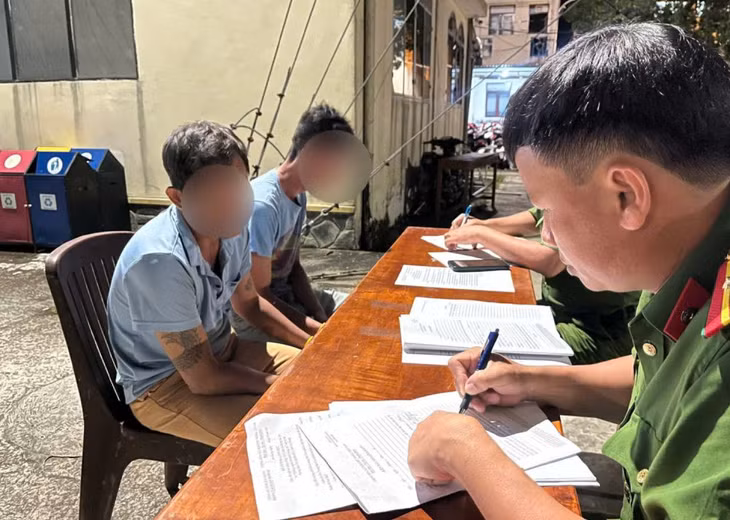 Công an lấy lời khai với các học viên bỏ trốn đã bị truy tìm về. Ảnh: Tiến Dũng