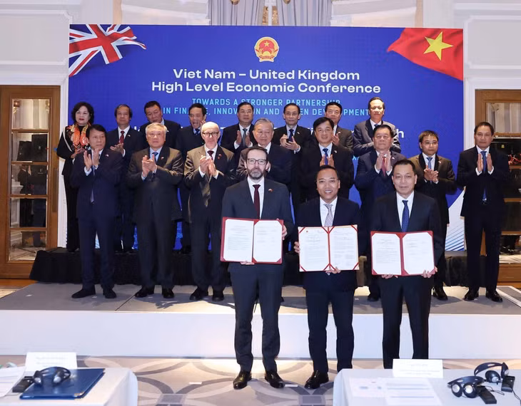Tổng Bí thư Tô Lâm chứng kiến Lễ trao thoả thuận hợp tác giữa các bộ, ngành, địa phương, doanh nghiệp hai nước. (Ảnh: THỐNG NHẤT/TTXVN)