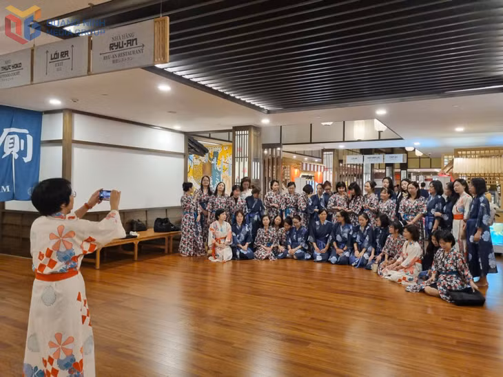Du khách check-in tại Khu nghỉ dưỡng suối khoáng nóng Yoko Onsen Quang Hanh (phường Quang Hanh).