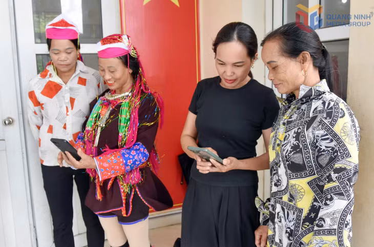 Người dân thôn Khe Muối (xã Điền Xá) sử dụng điện thoại thông minh trong việc giải quyết các thủ tục hành chính liên quan đến quyền lợi cá nhân.