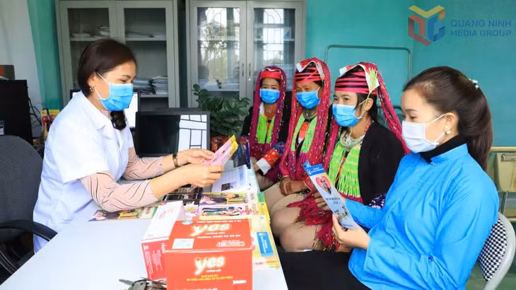 Tư vấn về sức khoẻ sinh sản cho thanh thiếu niên vùng miền Đông của tỉnh.