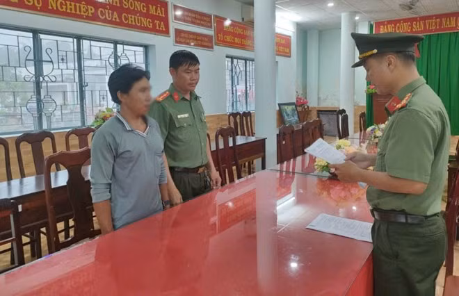 Hùng bị tạm giam để điều tra về hành vi “Tổ chức cho người khác xuất cảnh trái phép”. Ảnh: Công an cung cấp