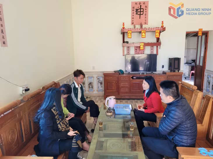 Lãnh đạo Sở Dân tộc và Tôn giáo vận động đối tượng nữ đang có nguy cơ tảo hôn tại xã Quảng Đức tiếp tục quay trở lại trường học văn hóa hoặc học nghề, cam kết không tảo hôn. 