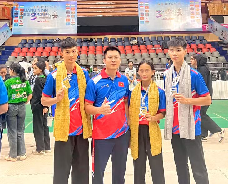 Anh Thư cùng HLV Nguyễn Thái Linh tại Giải Vô địch Pencak Silat trẻ châu Á.