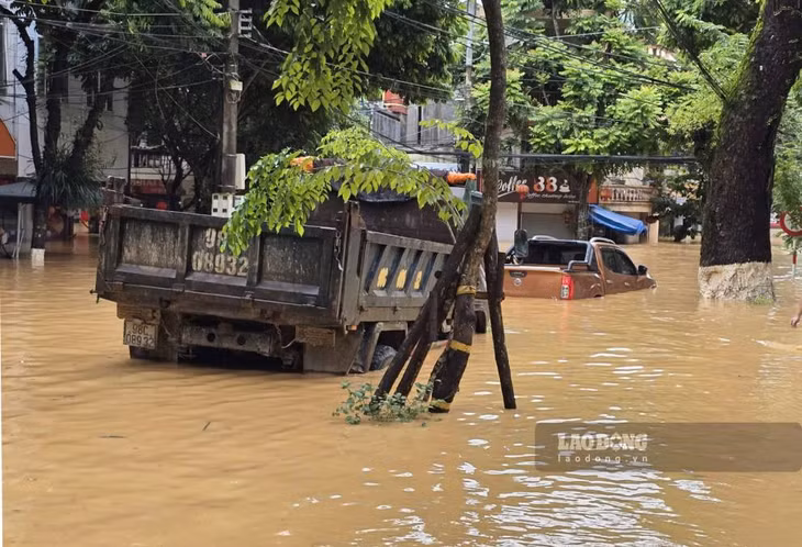 Nhiều tuyến đường trung tâm tỉnh Cao Bằng ngập sâu, phương tiện di chuyển khó khăn. Ảnh: Tân Văn.