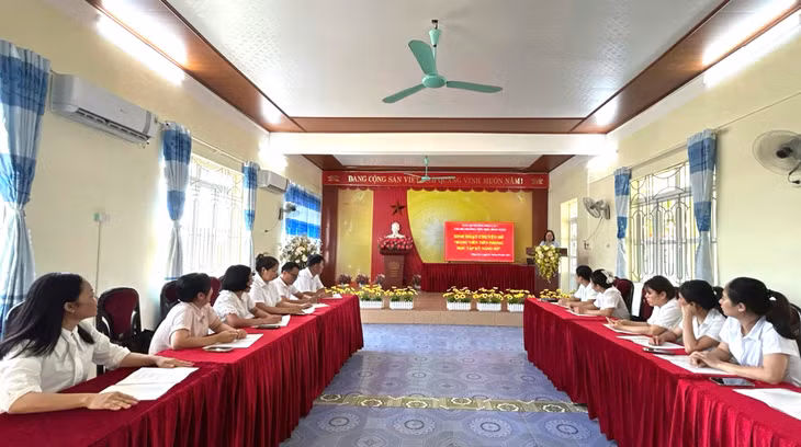 Các chi bộ duy trì sinh hoạt chuyên đề ít nhất mỗi quý một lần.