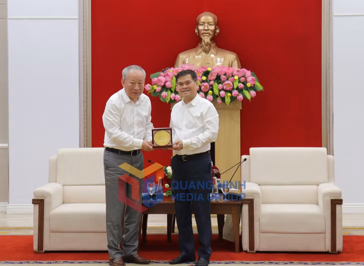 Đồng chí Bùi Văn Khắng, Phó Bí thư Tỉnh ủy, Chủ tịch UBND tỉnh, tặng quà lưu niệm cho ông Nghiêm Giới Hòa, người sáng lập Tập đoàn Xây dựng Thái Bình Dương (10-2025). Ảnh: Cao Quỳnh