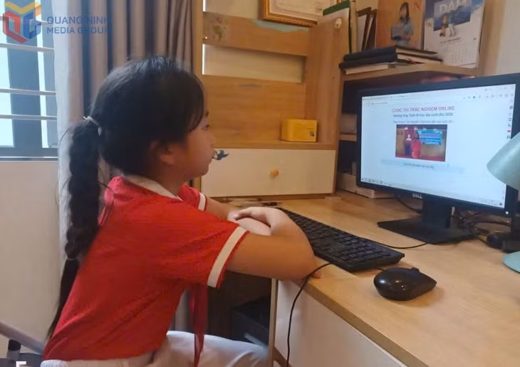 Học sinh Trường Tiểu học Hạ Long xem livestream Cuộc thi.