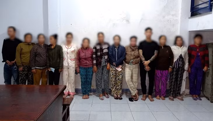 Các đối tượng bị bắt quả tang trong vụ đánh bạc được đưa về trụ sở công an để làm việc. Ảnh: Hoàng Long