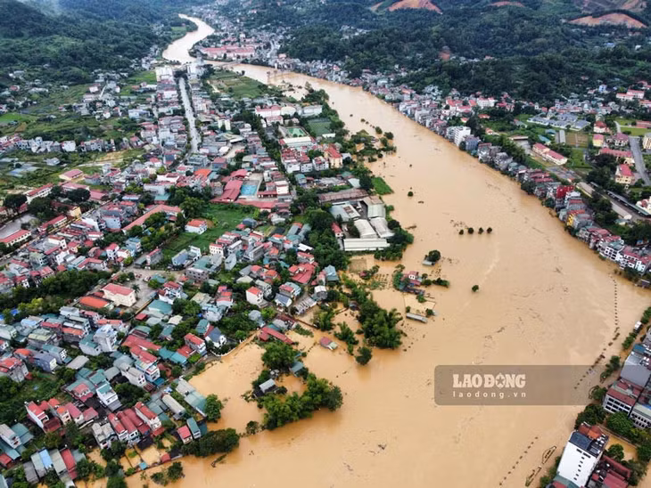 Lũ bao vây cô lập trung tâm tỉnh lị Cao Bằng. Ảnh: Tân Văn