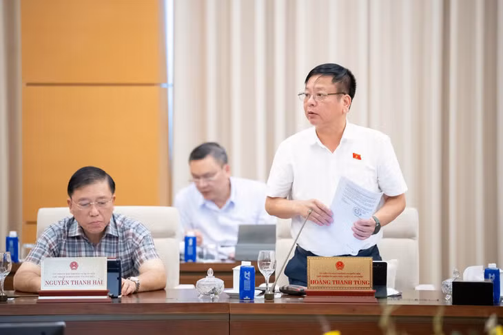 Phó Chủ nhiệm Ủy ban Pháp luật và Tư pháp Nguyễn Trường Giang phát biểu ý kiến. (Ảnh: DUY LINH)