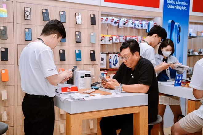Thị trường smartphone Việt Nam cuối năm 2025 sẽ trở nên rất sôi động. Ảnh: Loan Trần