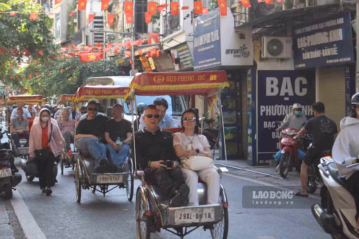 Trên các tuyến phố trong khu vực phố cổ, nhiều du khách nước ngoài dạo quanh Hà Nội vào thu trên những chiếc xe xích lô. Đây là hoạt động du lịch trải nghiệm rất hợp khi đến mùa thu Hà Nội vì có thể chậm rãi qua từng con phố, ngõ hẻm, chiêm ngưỡng các nét văn hóa và hoạt động đời sống thường nhật.