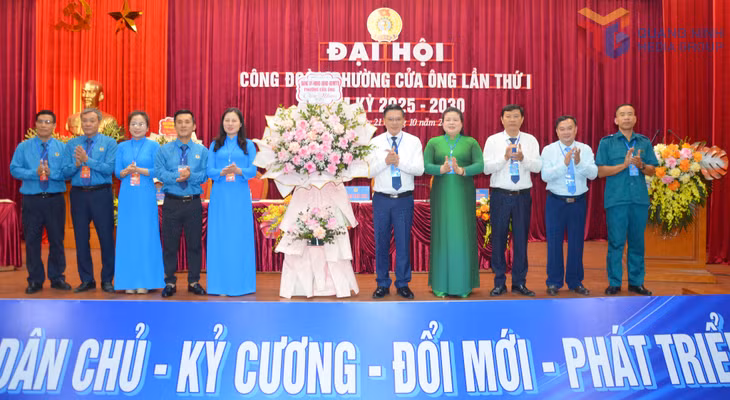Đảng ủy phường Cửa Ông tặng hoa chúc mừng Đại hội Công đoàn phường lần thứ I, nhiệm kỳ 2025-2030.