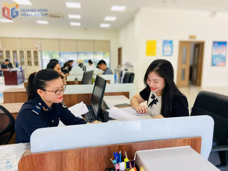 Công chức Hải quan cửa khẩu cảng Hòn Gai hướng dẫn doanh nghiệp thực hiện các thủ tục thông quan. Ảnh: Hoàng Nga