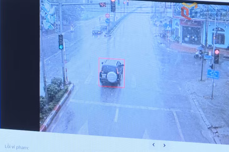 Một xe ô tô vượt đèn đỏ trên Quốc lộ 18 được hệ thống camera ghi nhận.