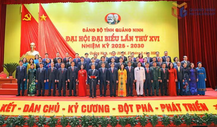 Ban Chấp hành Đảng bộ tỉnh khóa XVI, nhiệm kỳ 2025-2030, ra mắt Đại hội.