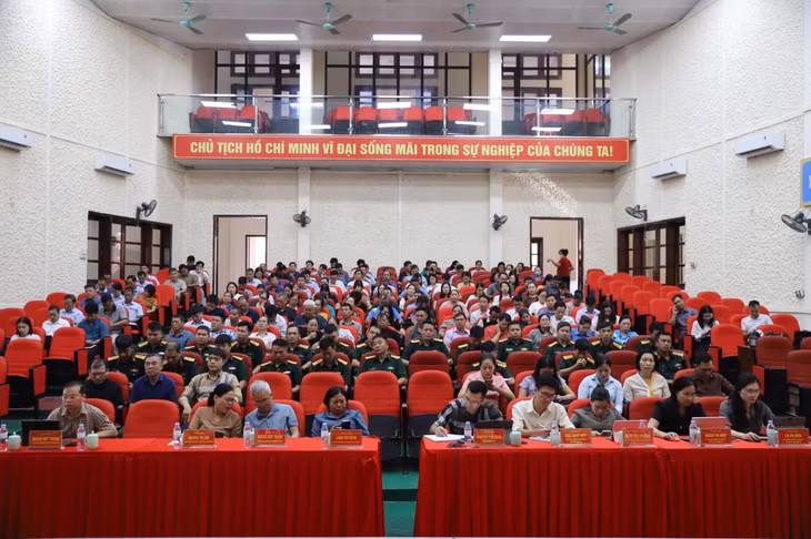 Các cán bộ, đảng viên dự hội nghị tại điểm cầu Nhà văn hóa xã Bình Liêu.